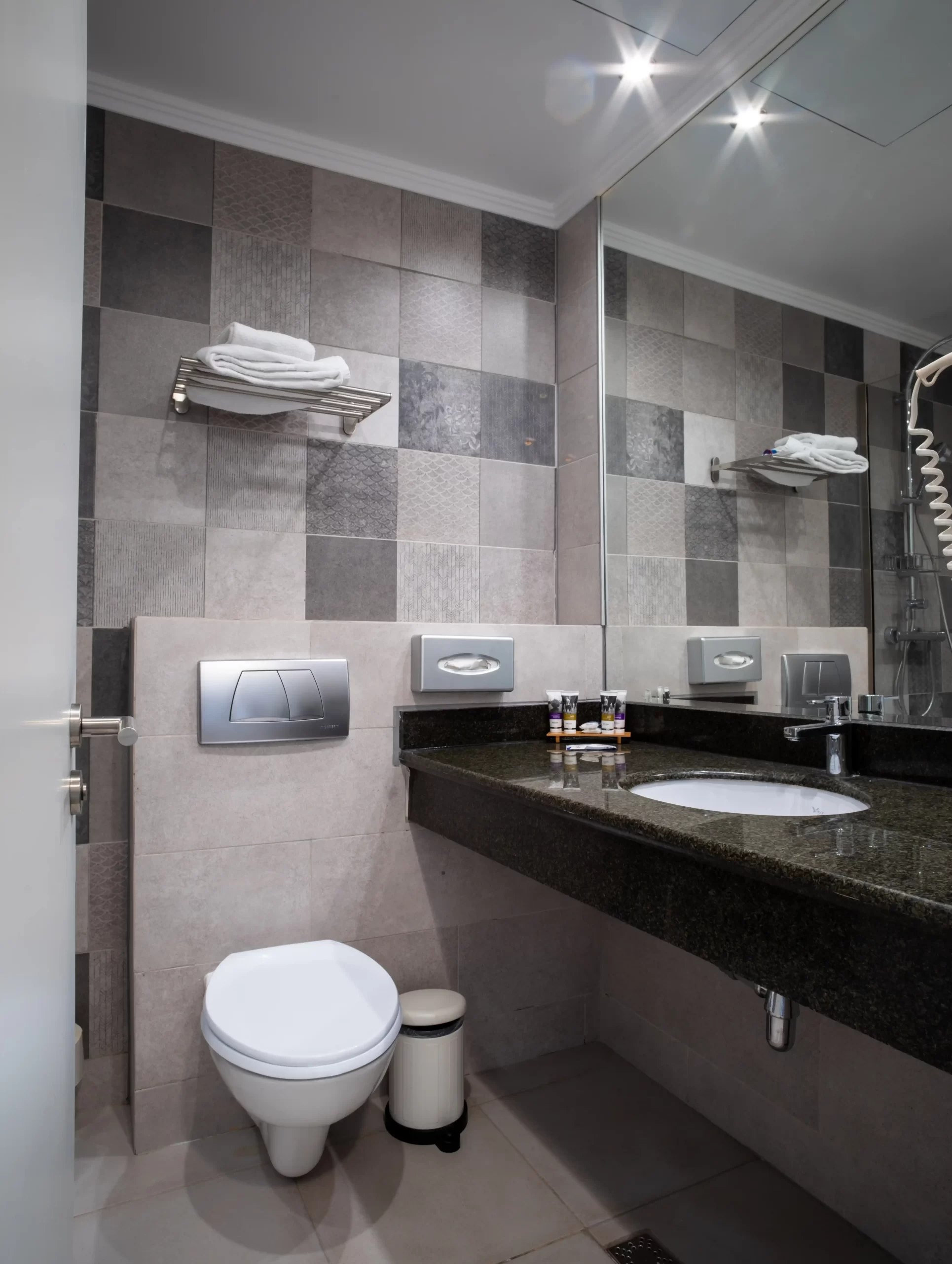 Hotel Mercure bathroom